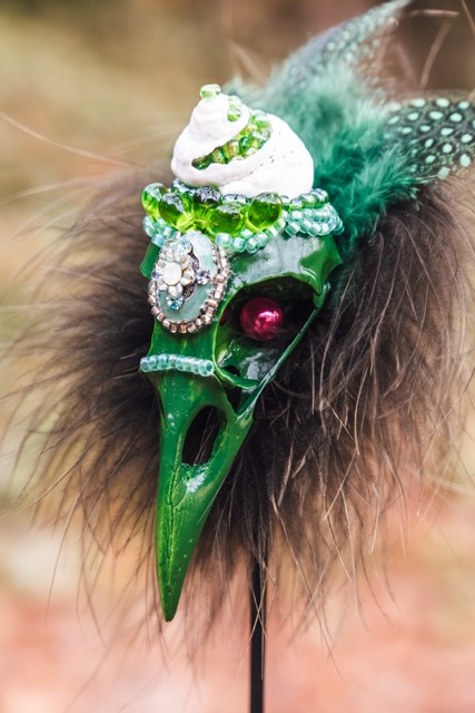 Sculpture verte, perles et plumes — Geoffroy Mathieu