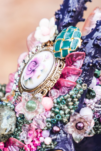 Détail d’une composition de médaillon, fleurs et bijoux — Geoffroy Mathieu