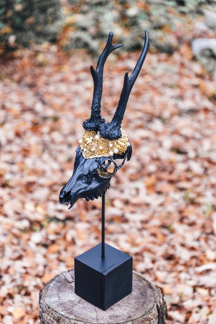 Sculpture aux longues cornes et parures dorées — Geoffroy Mathieu