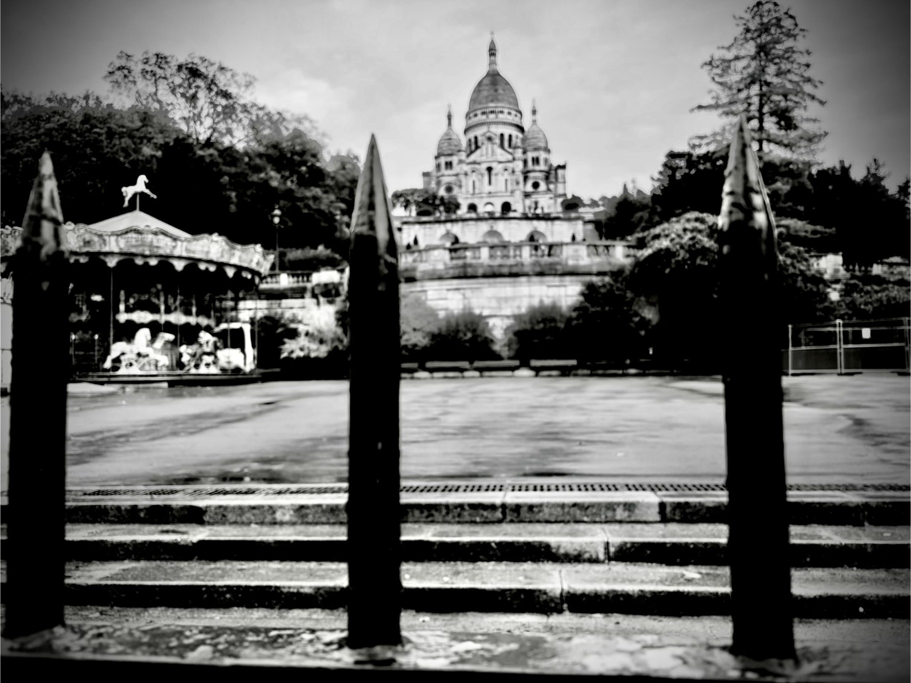 Le Sacré-Cœur au-delà des grilles